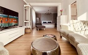 CASA REHSE - Stilvolles Apartment - 24h-Self-Check-in - kostenlos Parken&WLAN - ÖPNV 80 Meter - 55Zoll-TV